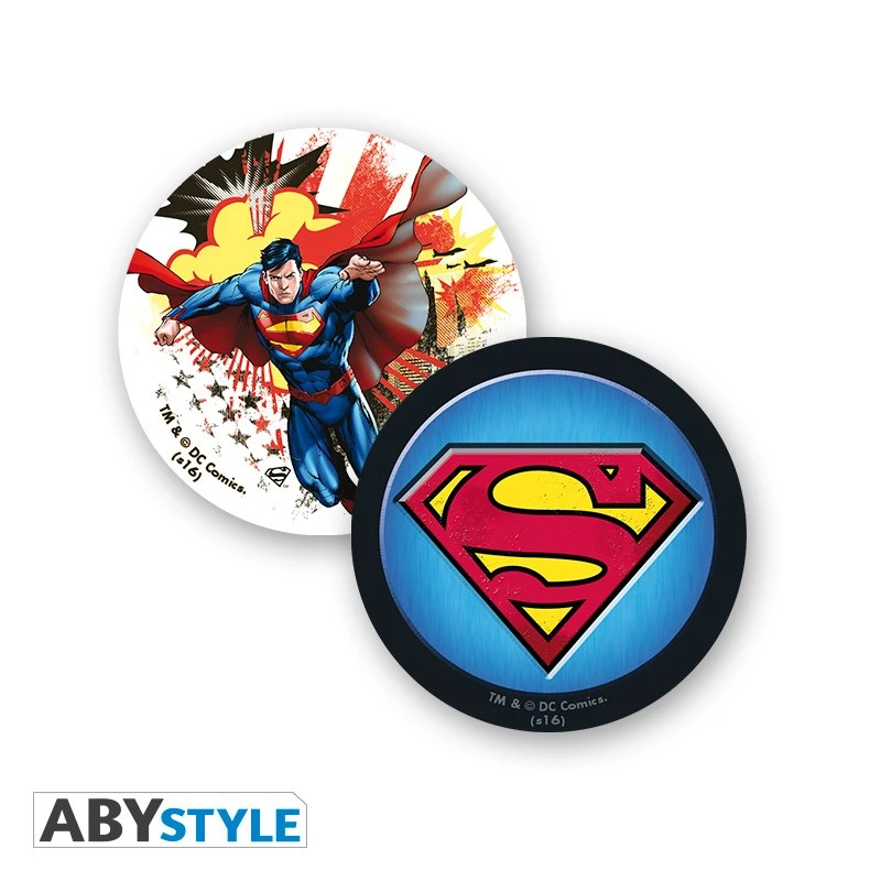 ABYstyle DC COMICS Coffret Cadeau Superman Mug + Porte-clés + Badges 5 ABYstyle DC COMICS Coffret Cadeau Superman Mug + Porte-clés + Badges – Image 5